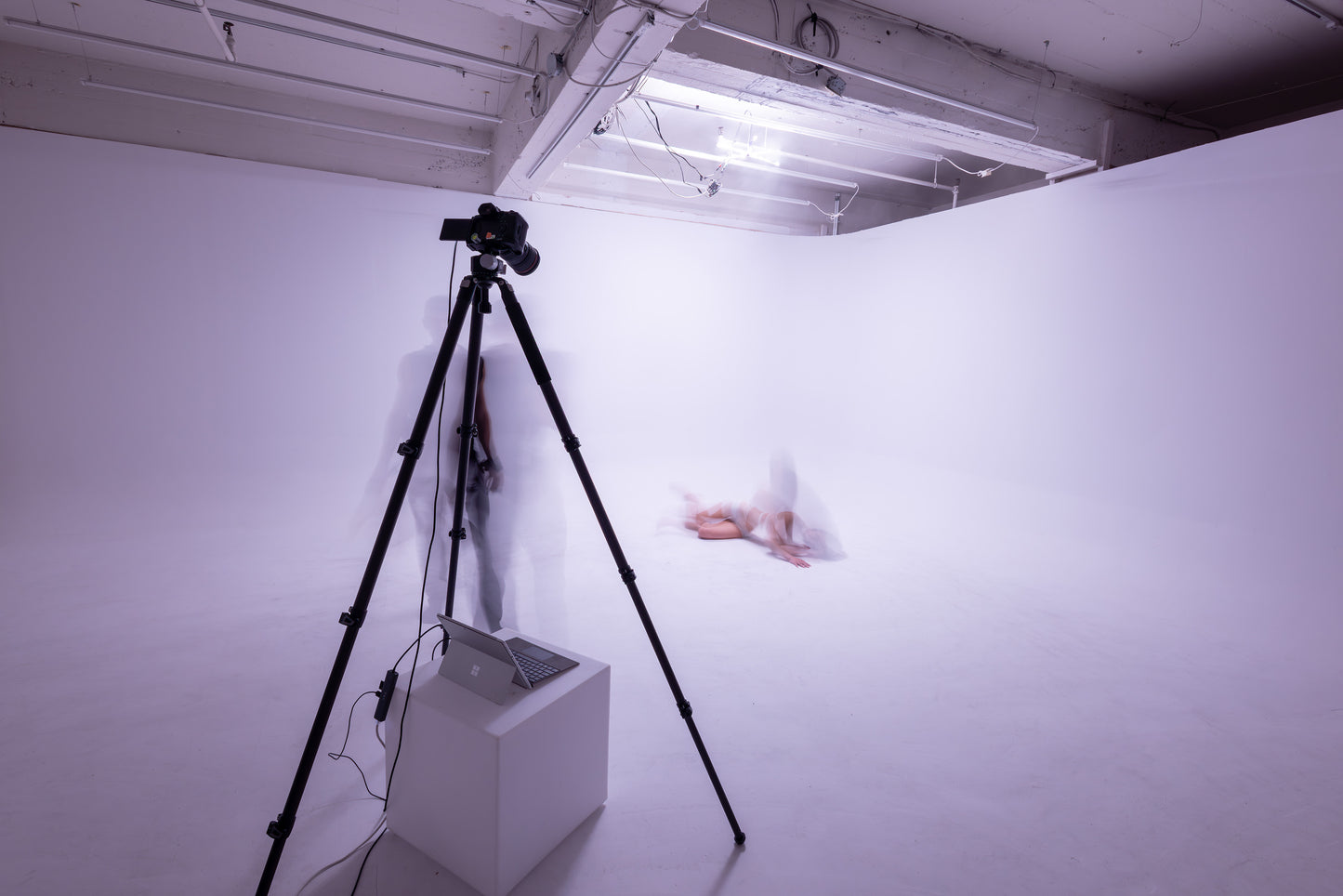 White cyclorama - photography / videography studio in Montréal (Plateau Mont-Royal)