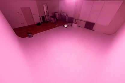 White cyclorama - photography / videography studio in Montréal (Plateau Mont-Royal)