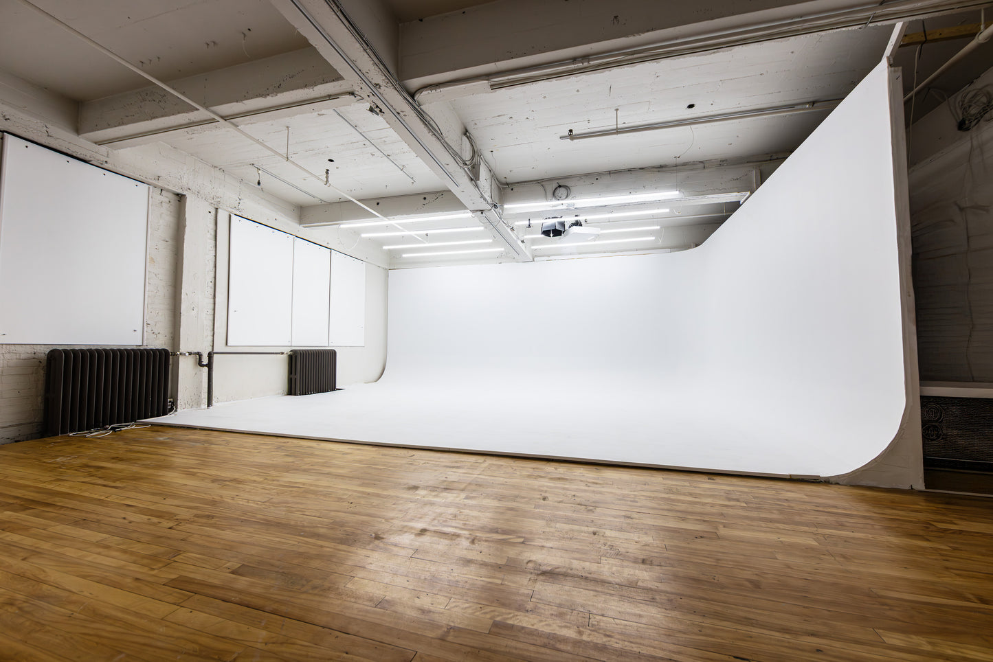 White cyclorama - photography / videography studio in Montréal (Plateau Mont-Royal)