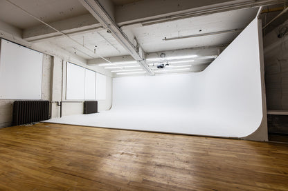 White cyclorama - photography / videography studio in Montréal (Plateau Mont-Royal)